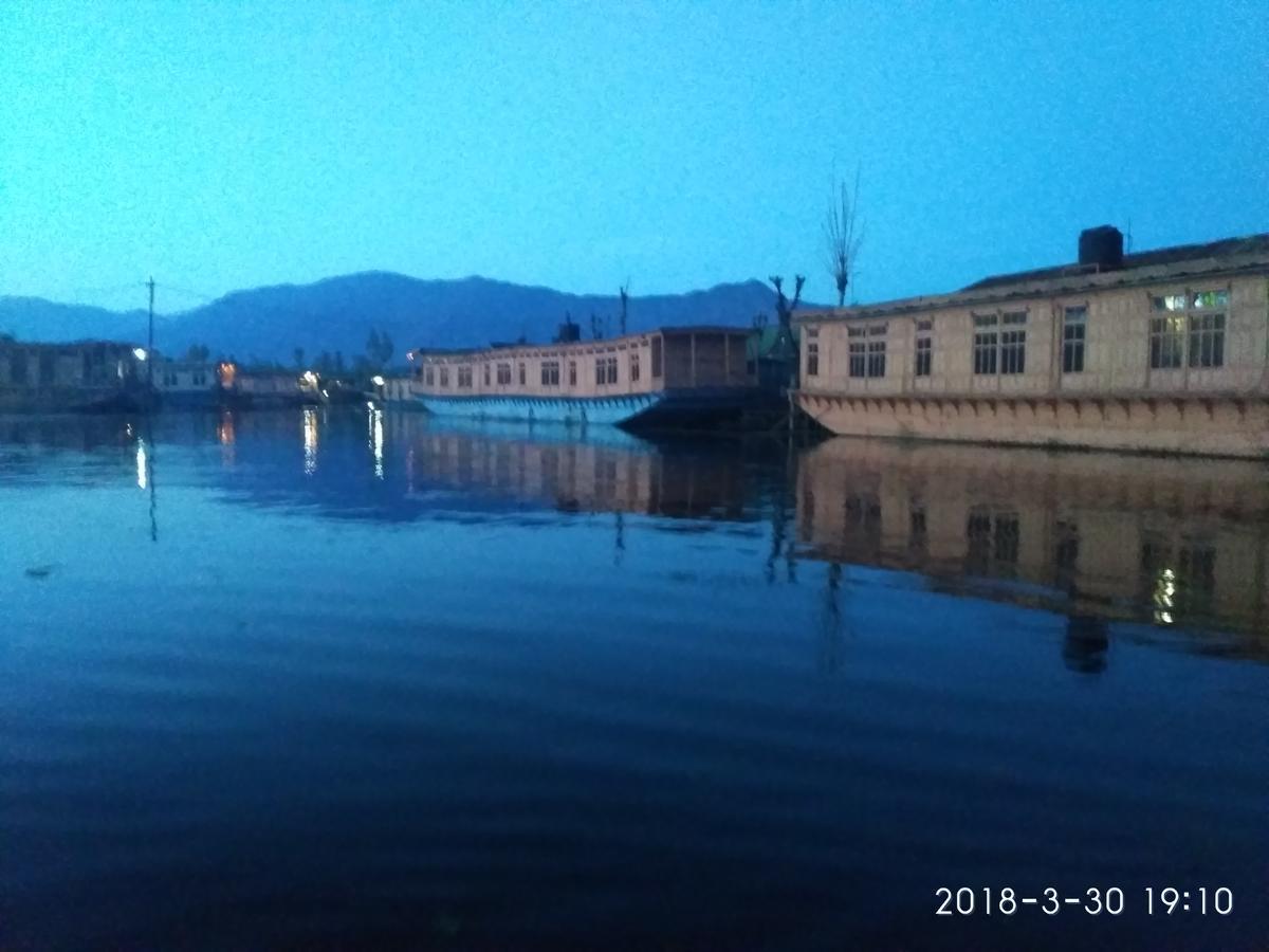 House Boat New Manora Bed & Breakfast Srinagar  Luaran gambar
